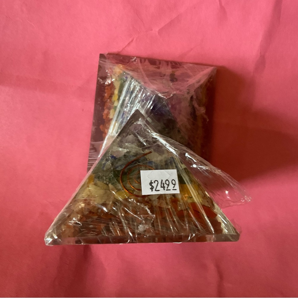 Chakra Natural Orgone / Orgonite Pyramid 50 mm